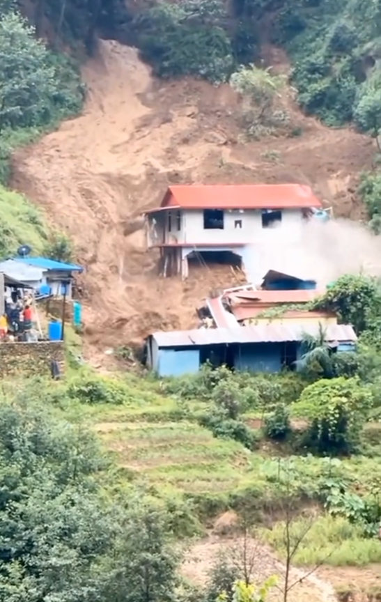 “Terrifying Landslide Caught on Camera: Entire House Swallowed in Seconds! 😱🌍”