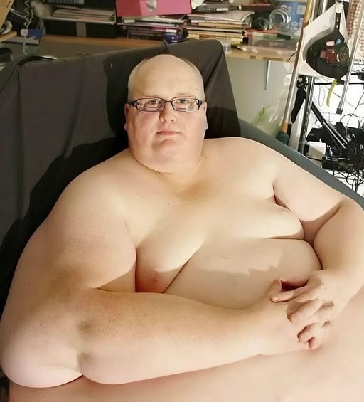 Six years ago, this man weighed nearly 450 kg and was considered one of the heaviest people in the world.  